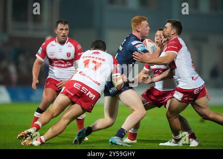 Luis Roberts de Leeds Rhinos est attaqué par Matthew Storton de Hull KR (à gauche) et Tom Opacic lors du match de Betfred Super League au Sewell Group Craven Park Stadium, Kingston upon Hull. Date de la photo : vendredi 20 septembre 2024. Banque D'Images