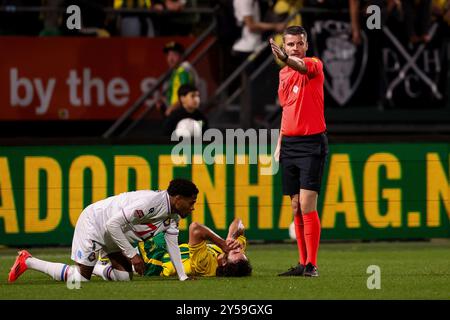 Den Haag, pays-Bas. 20 septembre 2024. DEN HAAG, PAYS-BAS - 20 SEPTEMBRE : L'arbitre Erwin Blank gestes lors du match néerlandais Keuken Kampioen Divisie entre ADO Den Haag et Telstar au stade Bingoal le 20 septembre 2024 à Den Haag, pays-Bas. (Photo de Hans van der Valk/Orange Pictures) crédit : dpa/Alamy Live News Banque D'Images