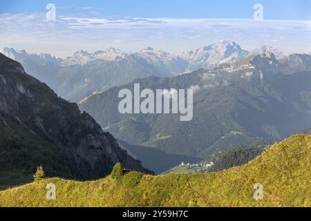 Village dans les Dolomites, Passo Giau, Alpes, Italie, Europe Banque D'Images