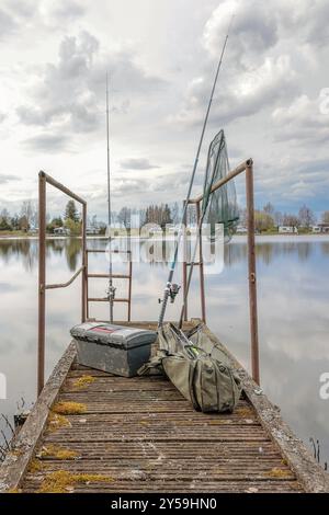 Ancienne jetée avec équipement de pêche Banque D'Images