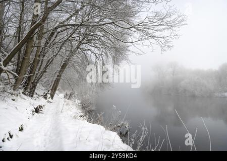 Réflexions brumeuses dans la rivière Teviot, aux frontières écossaises, au Royaume-Uni Banque D'Images