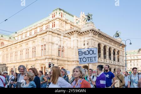 Wien, Oesterreich. 20 septembre 2024. WIEN, OESTERREICH - 20. SEPTEMBRE : TeilnehmerInnen der von Fridays for future Austria organisierte Demonstration unter dem motto -Eine Welt zu gewinnen- anlaesslich des Weltweiter Klimastreiks 2024 AM Wiener Ring AM 20. Septembre 2024 à Wien, Oesterreich.240920 SEPA 17 066 - 20240920 PD12016 crédit : APA-PictureDesk/Alamy Live News Banque D'Images