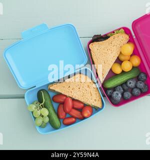 École en santé boîte à lunch pour les enfants avec des sandwichs et des fruits et légumes frais Banque D'Images