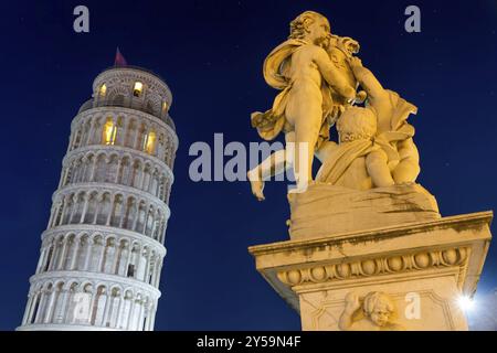 Tour penchée de Pise avec statue après le coucher du soleil, Toscane, Italie, Europe Banque D'Images