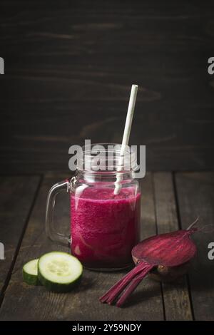 Smoothie rouge sain de betterave et de concombre dans un bocal d'alcool mason vintage Banque D'Images