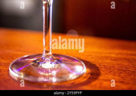Tige de verre de vin sur un dessus de barre en bois Banque D'Images