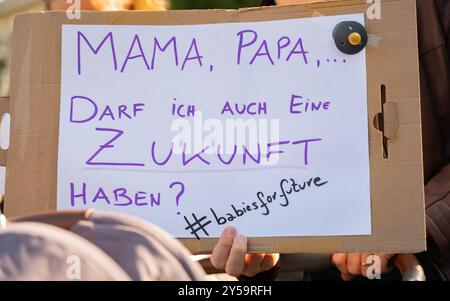 Wien, Oesterreich. 20 septembre 2024. WIEN, OESTERREICH - 20. SEPTEMBRE : TeilnehmerInnen der von Fridays for future Austria organisierte Demonstration unter dem motto -Eine Welt zu gewinnen- anlaesslich des Weltweiter Klimastreiks 2024 AM Schwarzenbergplatz AM 20. Septembre 2024 à Wien, Oesterreich.240920 SEPA 17 004 - 20240920 PD12259 crédit : APA-PictureDesk/Alamy Live News Banque D'Images