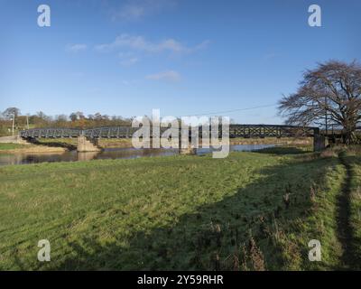 Pont routier sur la rivière Teviot, Nisbet, frontières écossaises, Royaume-Uni Banque D'Images