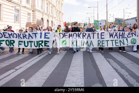 Wien, Oesterreich. 20 septembre 2024. WIEN, OESTERREICH - 20. SEPTEMBRE : TeilnehmerInnen der von Fridays for future Austria organisierte Demonstration unter dem motto -Eine Welt zu gewinnen- anlaesslich des Weltweiter Klimastreiks 2024 AM Schwarzenbergplatz AM 20. Septembre 2024 à Wien, Oesterreich.240920 SEPA 17 038 - 20240920 PD12271 crédit : APA-PictureDesk/Alamy Live News Banque D'Images