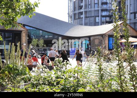 Fleurs d'été sur Lewis Cubitt Square à Coal Drops Yard, Kings Cross, nord de Londres, Royaume-Uni Banque D'Images