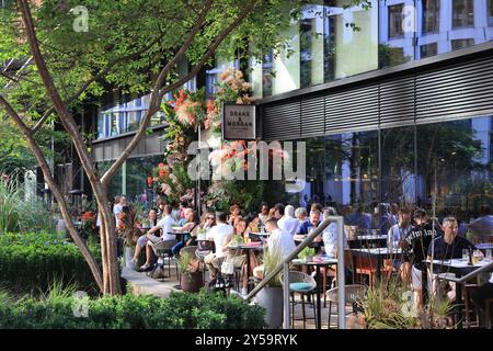 Drake & Morgan Kings Cross bar & grill sur Pancras Square dans le nord de Londres, Royaume-Uni Banque D'Images