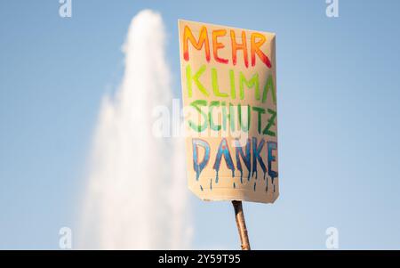 Wien, Oesterreich. 20 septembre 2024. WIEN, OESTERREICH - 20. SEPTEMBRE : TeilnehmerInnen der von Fridays for future Austria organisierte Demonstration unter dem motto -Eine Welt zu gewinnen- anlaesslich des Weltweiter Klimastreiks 2024 AM Schwarzenbergplatz AM 20. Septembre 2024 à Wien, Oesterreich.240920 SEPA 17 005 - 20240920 PD12261 crédit : APA-PictureDesk/Alamy Live News Banque D'Images