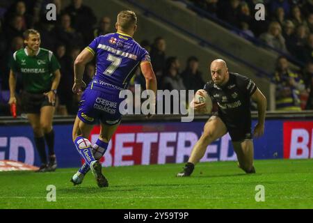 Warrington, Royaume-Uni. 20 septembre 2024. *** Lee Kershaw affronte Josh Drinkwater lors du match de Super League entre Warrington Wolves et London Broncos au Halliwell Jones Stadium, Warrington, Royaume-Uni, le 20 septembre 2024. Photo de Simon Hall. Utilisation éditoriale uniquement, licence requise pour une utilisation commerciale. Aucune utilisation dans les Paris, les jeux ou les publications d'un club/ligue/joueur. Crédit : UK Sports pics Ltd/Alamy Live News Banque D'Images