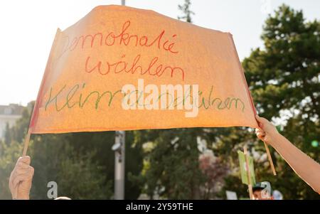 Wien, Oesterreich. 20 septembre 2024. WIEN, OESTERREICH - 20. SEPTEMBRE : TeilnehmerInnen der von Fridays for future Austria organisierte Demonstration unter dem motto -Eine Welt zu gewinnen- anlaesslich des Weltweiter Klimastreiks 2024 AM Schwarzenbergplatz AM 20. Septembre 2024 à Wien, Oesterreich.240920 SEPA 17 021 - 20240920 PD12266 crédit : APA-PictureDesk/Alamy Live News Banque D'Images