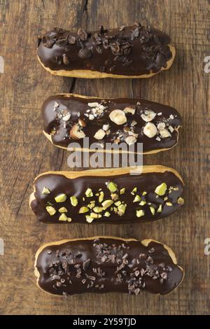 Ganache au chocolat avec des éclairs avec garnitures différentes Banque D'Images