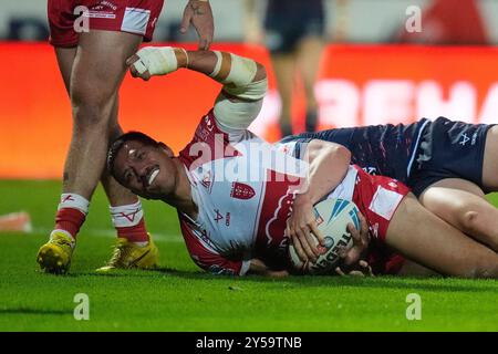 Sauaso Sue de Hull KR marque le sixième essai de son équipe lors du match de Betfred Super League au Sewell Group Craven Park Stadium, Kingston upon Hull. Date de la photo : vendredi 20 septembre 2024. Banque D'Images