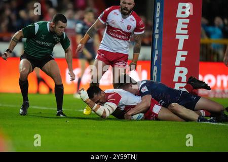 Sauaso Sue de Hull KR marque le sixième essai de son équipe lors du match de Betfred Super League au Sewell Group Craven Park Stadium, Kingston upon Hull. Date de la photo : vendredi 20 septembre 2024. Banque D'Images