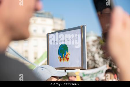 Wien, Oesterreich. 20 septembre 2024. WIEN, OESTERREICH - 20. SEPTEMBRE : TeilnehmerInnen der von Fridays for future Austria organisierte Demonstration unter dem motto -Eine Welt zu gewinnen- anlaesslich des Weltweiter Klimastreiks 2024 AM Schwarzenbergplatz AM 20. Septembre 2024 à Wien, Oesterreich.240920 SEPA 17 013 - 20240920 PD12270 crédit : APA-PictureDesk/Alamy Live News Banque D'Images