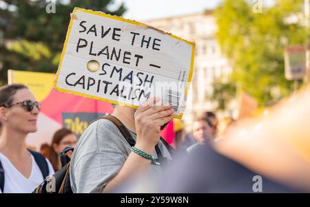 Wien, Oesterreich. 20 septembre 2024. WIEN, OESTERREICH - 20. SEPTEMBRE : TeilnehmerInnen der von Fridays for future Austria organisierte Demonstration unter dem motto -Eine Welt zu gewinnen- anlaesslich des Weltweiter Klimastreiks 2024 AM Schwarzenbergplatz AM 20. Septembre 2024 à Wien, Oesterreich.240920 SEPA 17 019 - 20240920 PD12352 crédit : APA-PictureDesk/Alamy Live News Banque D'Images