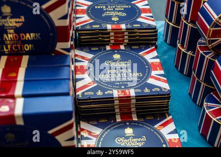 Boîtes de chocolat Charbonnel et Walker exposées Old Bond Street Store , Londres Royaume-Uni Banque D'Images