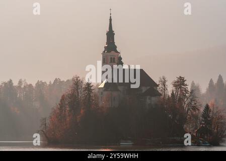 Beau paysage avec l'église sur une île au milieu du lac de Bled, en Slovénie. Paysage brumeux avec Lake's Bled Church Banque D'Images