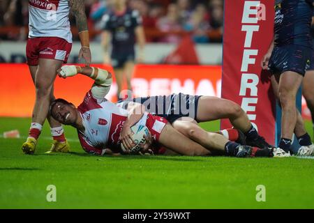 Sauaso Sue de Hull KR marque le sixième essai de son équipe lors du match de Betfred Super League au Sewell Group Craven Park Stadium, Kingston upon Hull. Date de la photo : vendredi 20 septembre 2024. Banque D'Images