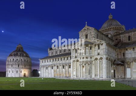 Baptistère et dôme de Pise après le coucher du soleil, Toscane, Italie, Europe Banque D'Images