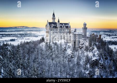 Le château de Neuschwanstein au coucher du soleil en hiver paysage. Allemagne Banque D'Images