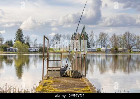 Ancienne jetée avec équipement de pêche Banque D'Images