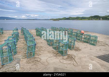 Pots de homard séchant sur le port de Crinan, Argyll et Bute, Écosse, Royaume-Uni, Europe Banque D'Images