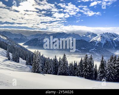 Paysage hivernal enneigé dans le domaine skiable de Silvretta Montafon dans le Vorarlberg, Autriche, Europe Banque D'Images