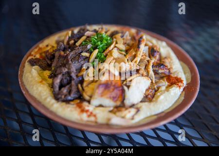 Hummus Shawarma plate servi dans un restaurant Banque D'Images