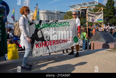 Wien, Oesterreich. 20 septembre 2024. WIEN, OESTERREICH - 20. SEPTEMBRE : TeilnehmerInnen der von Fridays for future Austria organisierte Demonstration unter dem motto -Eine Welt zu gewinnen- anlaesslich des Weltweiter Klimastreiks 2024 AM Schwarzenbergplatz AM 20. Septembre 2024 à Wien, Oesterreich.240920 SEPA 17 016 - 20240920 PD12642 crédit : APA-PictureDesk/Alamy Live News Banque D'Images