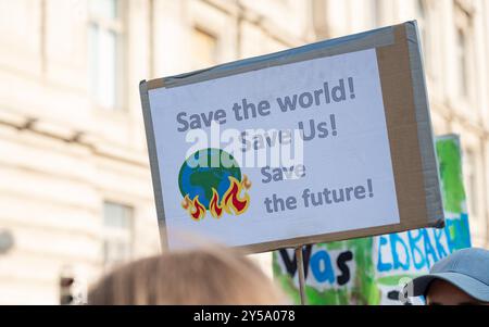 Wien, Oesterreich. 20 septembre 2024. WIEN, OESTERREICH - 20. SEPTEMBRE : TeilnehmerInnen der von Fridays for future Austria organisierte Demonstration unter dem motto -Eine Welt zu gewinnen- anlaesslich des Weltweiter Klimastreiks 2024 AM Schwarzenbergplatz AM 20. Septembre 2024 à Wien, Oesterreich.240920 SEPA 17 040 - 20240920 PD12662 crédit : APA-PictureDesk/Alamy Live News Banque D'Images