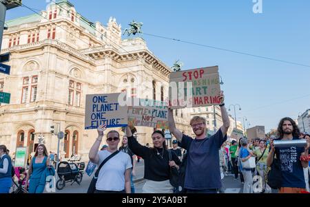 Wien, Oesterreich. 20 septembre 2024. WIEN, OESTERREICH - 20. SEPTEMBRE : TeilnehmerInnen der von Fridays for future Austria organisierte Demonstration unter dem motto -Eine Welt zu gewinnen- anlaesslich des Weltweiter Klimastreiks 2024 AM Wiener Ring AM 20. Septembre 2024 à Wien, Oesterreich.240920 SEPA 17 065 - 20240920 PD12649 crédit : APA-PictureDesk/Alamy Live News Banque D'Images