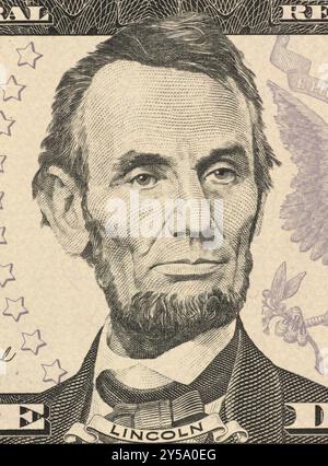 Abraham Lincoln sur un billet de 5 dollars 2006 des États-Unis 16e président des États-Unis de mars 1861 jusqu'à son assassinat en avril 1865 Banque D'Images