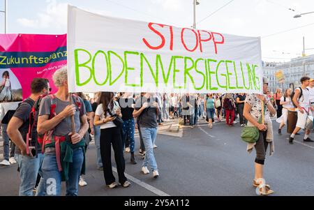 Wien, Oesterreich. 20 septembre 2024. WIEN, OESTERREICH - 20. SEPTEMBRE : TeilnehmerInnen der von Fridays for future Austria organisierte Demonstration unter dem motto -Eine Welt zu gewinnen- anlaesslich des Weltweiter Klimastreiks 2024 AM Schwarzenbergplatz AM 20. Septembre 2024 à Wien, Oesterreich.240920 SEPA 17 051 - 20240920 PD12680 crédit : APA-PictureDesk/Alamy Live News Banque D'Images