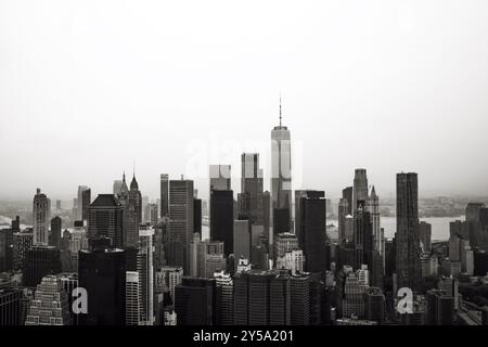 Photographie en noir et blanc de la ville de New York avec ses gratte-ciel emblématiques et son ciel brumeux. Banque D'Images