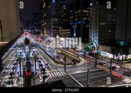 Sao Paulo, Brésil, 27 avril 2023. Circulation des véhicules dans l'avenue Paulista, région centrale de Sao Paulo, la nuit Banque D'Images