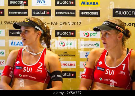 CONFÉRENCE DE PRESSE DE LA DEMI-FINALE, PAF OPEN 2012 Katrin Holtwick (1) et Ilka Semmler (2) d'Allemagne (en blanc) ont battu Simone Kuhn (1) et Nadine Zumkehr (2) de Suisse (en rouge, photo) en demi-finale le 1er septembre 2012 pour réserver leur place dans la finale de PAF Open à Mariehamn, Åland, Finlande. Photographie : Rob Watkins. INFO : entre 2009-2013, le tournoi PAF Open Beach Volleyball était un événement annuel organisé à Mariehamn, Åland, Finlande. Il a attiré les meilleures équipes et joueurs internationaux dans le cadre du circuit mondial officiel de la FIVB, mettant en vedette le Beach volley de haut niveau. Banque D'Images