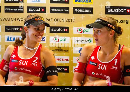 CONFÉRENCE DE PRESSE DE LA DEMI-FINALE, PAF OPEN 2012 Katrin Holtwick (1) et Ilka Semmler (2) d'Allemagne (en blanc) ont battu Simone Kuhn (1) et Nadine Zumkehr (2) de Suisse (en rouge, photo) en demi-finale le 1er septembre 2012 pour réserver leur place dans la finale de PAF Open à Mariehamn, Åland, Finlande. Photographie : Rob Watkins. INFO : entre 2009-2013, le tournoi PAF Open Beach Volleyball était un événement annuel organisé à Mariehamn, Åland, Finlande. Il a attiré les meilleures équipes et joueurs internationaux dans le cadre du circuit mondial officiel de la FIVB, mettant en vedette le Beach volley de haut niveau. Banque D'Images