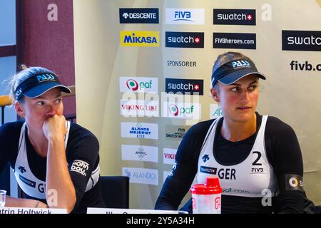 DEMI-FINALE CONFÉRENCE DE PRESSE, PAF OPEN 2012 Katrin Holtwick (1) et Ilka Semmler (2) d'Allemagne (en blanc, photo) battent Simone Kuhn (1) et Nadine Zumkehr (2) de Suisse ( en rouge) en demi-finale le 1er septembre 2012 pour réserver leur place dans la finale du PAF Open à Mariehamn, Åland, Finlande. Photographie : Rob Watkins. INFO : entre 2009-2013, le tournoi PAF Open Beach Volleyball était un événement annuel organisé à Mariehamn, Åland, Finlande. Il a attiré les meilleures équipes et joueurs internationaux dans le cadre du circuit mondial officiel de la FIVB, mettant en vedette le Beach volley de haut niveau. Banque D'Images