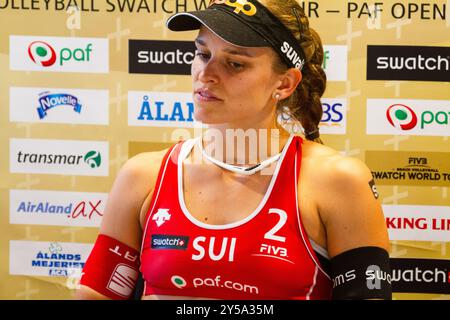 CONFÉRENCE DE PRESSE DE LA DEMI-FINALE, PAF OPEN 2012 Katrin Holtwick (1) et Ilka Semmler (2) d'Allemagne (en blanc) ont battu Simone Kuhn (1) et Nadine Zumkehr (2, photo) de Suisse (en rouge) en demi-finale le 1er septembre 2012 pour réserver leur place dans la finale de PAF Open à Mariehamn, Åland, Finlande. Photographie : Rob Watkins. INFO : entre 2009-2013, le tournoi PAF Open Beach Volleyball était un événement annuel organisé à Mariehamn, Åland, Finlande. Il a attiré les meilleures équipes et joueurs internationaux dans le cadre du circuit mondial officiel de la FIVB, mettant en vedette le Beach volley de haut niveau. Banque D'Images