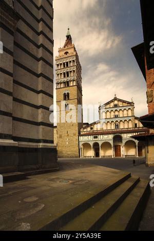 Pistoia : place du dôme de Pistoia, autrefois appelée Piazza Grande, où se montrer le bâtiment historique comme le dôme de San Martino, le Baptistère Banque D'Images