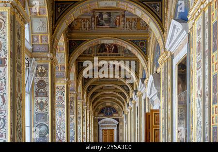 Pétersbourg, Russie - 27 juin 2024 : Musée de l'Ermitage. La salle de la Loggia Raphaël dans le Musée de l'Ermitage. Banque D'Images