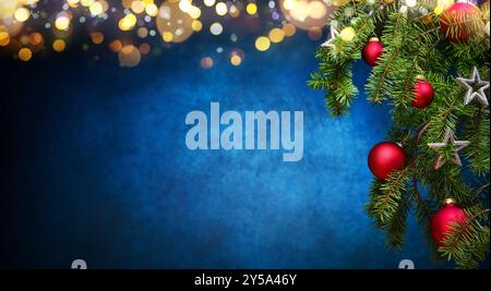 Modèle de Noël élégant avec des branches de sapin décorées, un fond bleu vignetté abstrait et des lumières brillantes floues suspendues au-dessus Banque D'Images