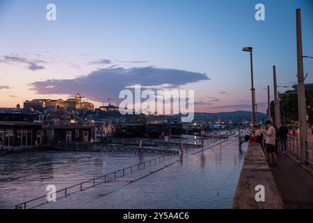 Budapest, Hongrie - 18 septembre 2024 : inondation du Danube. La vue sur la ville sous le pont Elisabeth. Banque D'Images