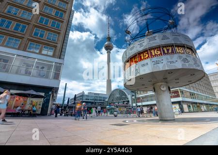 Berlin, Allemagne - 23 juin 2024 : horloge mondiale Alexanderplatz. Tour de télévision sur le fond. Journée ensoleillée, ciel nuageux moyen. Prise de vue longue exposition. Banque D'Images