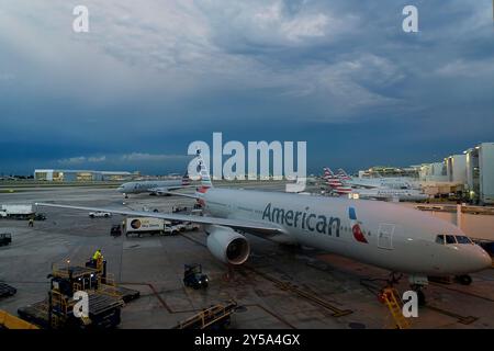 Un Boeing 777-200 d'American Airlines à l'aéroport international de Miami, Floride, États-Unis Banque D'Images