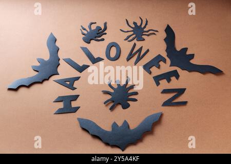 Découpes de papier d'Halloween faites à la main de chauves-souris et d'araignées pour la conception de vacances étrange Banque D'Images